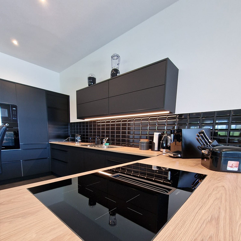Küchenzeile in Schwarz mit hellem Holz, individuell gefertigt, maßarbeit Esslinger Schreinerei Wolfach