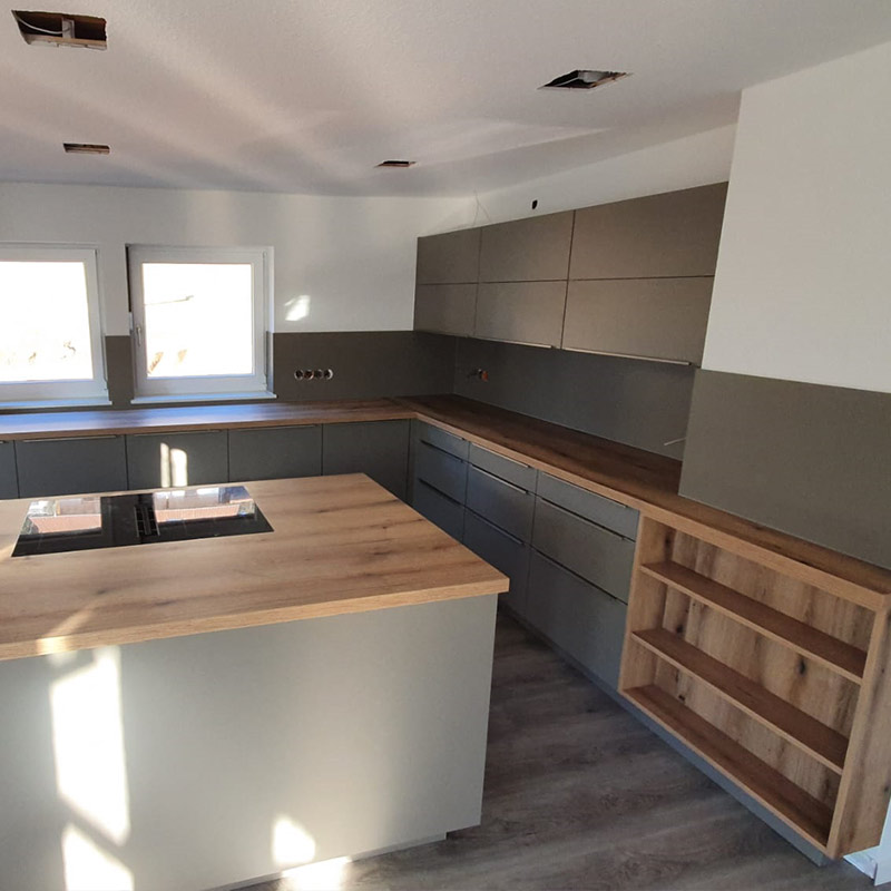kuechenzeile-mit-insel-herd-massgefertigte-kueche-schreinerei-esslinger