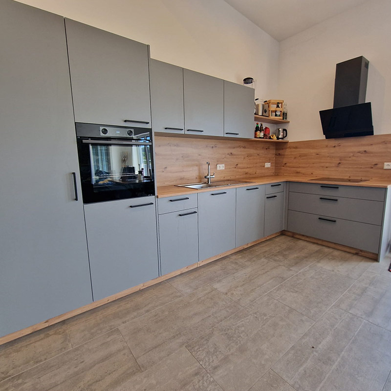 Eck-Küchenzeile in grau individuell maßgefertigt Schreinerei Esslinger