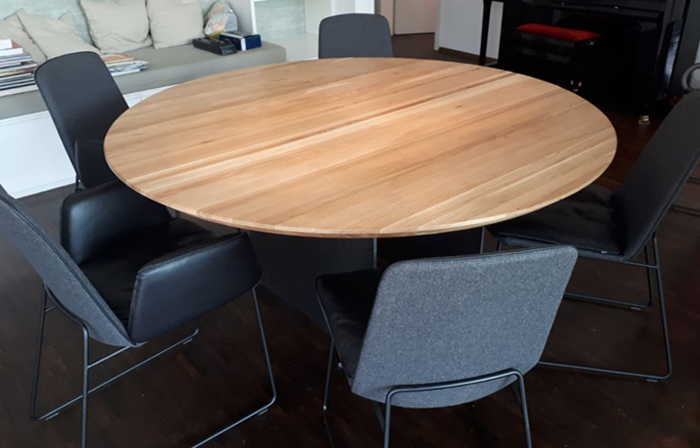 Sitzgruppe mit individueller Tischplatte sowie Tischfuß aus Metall